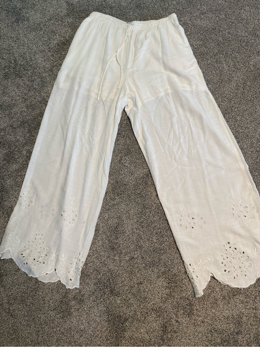 New without tags- White Eyelet scallop bottom Wide-Leg Pull-On Pants, size large